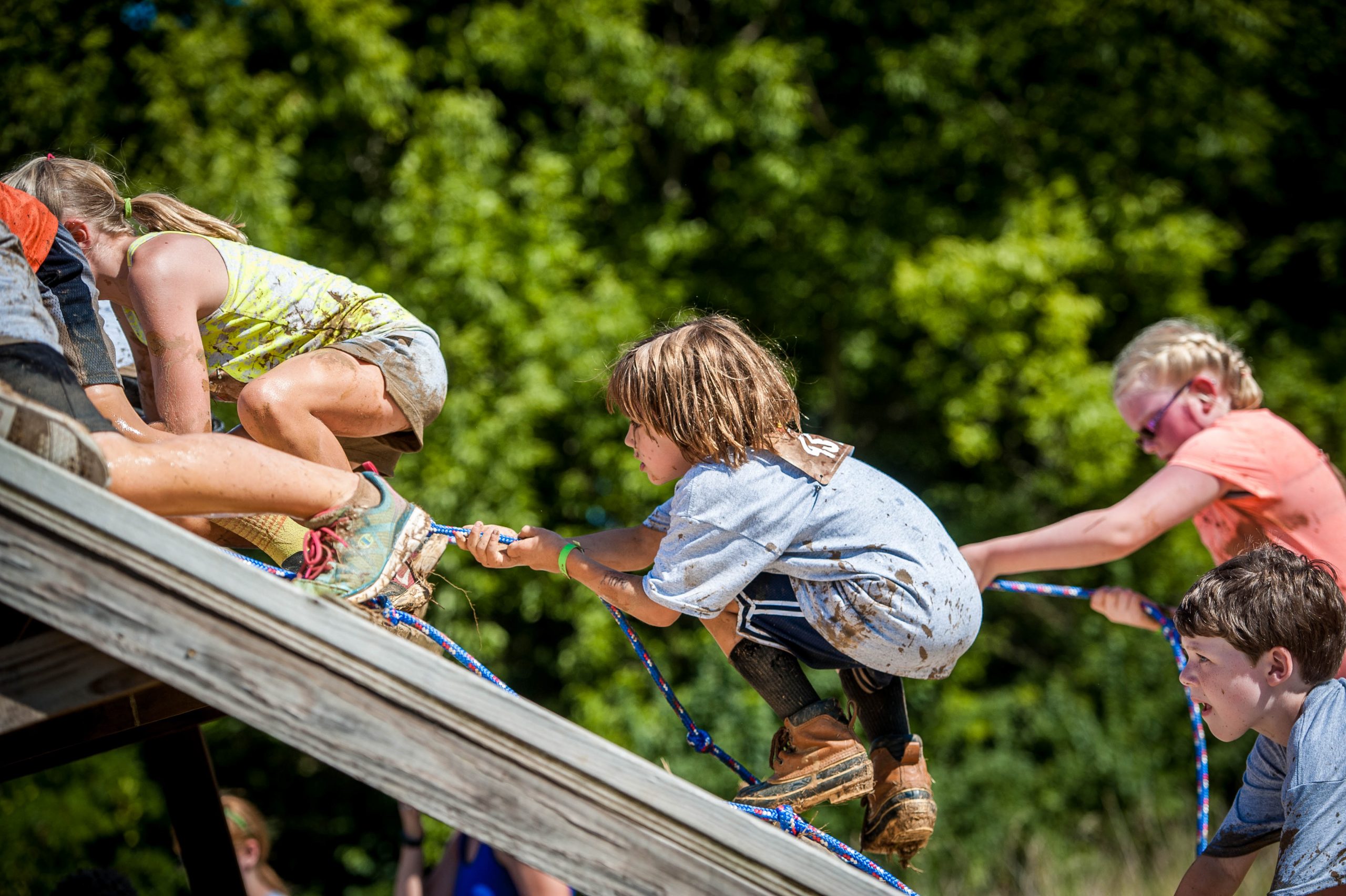Splat: Kids climbing with ropes.